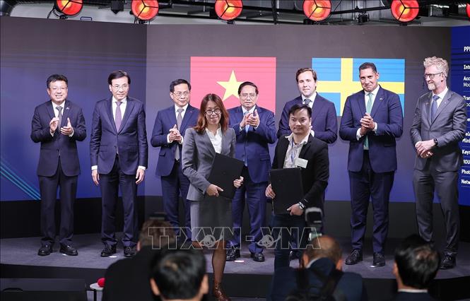 Thủ tướng Phạm Minh Chính chứng kiến trao thoả thuận hợp tác giữa doanh nghiệp Việt Nam – Thụy Điển. Ảnh: Dương Giang-TTXVN
