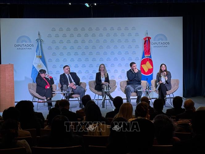 Các diễn giả tham gia phát biểu tại Hội thảo khoa học “Argentina - ASEAN, đối tác chiến lược trong một thế giới đang thay đổi”. Ảnh: Diệu Hương - PV TTXVN tại Argentina 