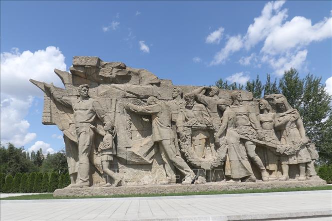 Bức phù điêu ở lối vào Khu tưởng niệm Đồi Mamaev ở thành phố Volgograd, LB Nga. Ảnh: Quang Vinh - PV TTXVN tại LB Nga