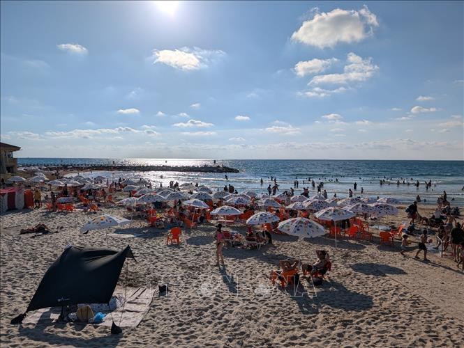 Bãi biển Tel Aviv – không gian sinh hoạt cộng đồng, nơi người dân có thể thư giãn, rèn luyện sức khỏe, gặp gỡ bạn bè hoặc đơn giản là tìm kiếm những phút giây yên bình bên bờ Địa Trung Hải. Ảnh: Thanh Bình -PV TTXVN tại Israel