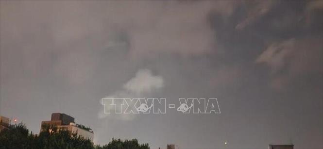Nhiều tiếng nổ được nghe thấy gần thủ đô Tehran, sau báo cáo cho thấy Israel tiến hành hàng loạt vụ không kích nhằm vào các mục tiêu ở Iran, ngày 13/6/2025. Ảnh: IRNA/TTXVN