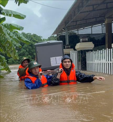 Di dời tài sản của người dân đến nơi an toàn. Ảnh: TTTXVN phát