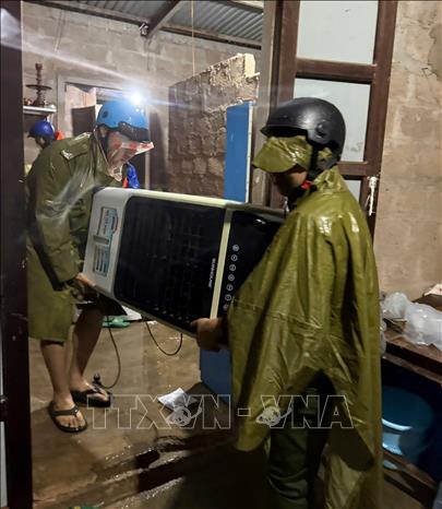 Các lực lượng chức năng thức trắng đêm di dời tài sản của người dân đến nơi an toàn. Ảnh: TTXVN phát