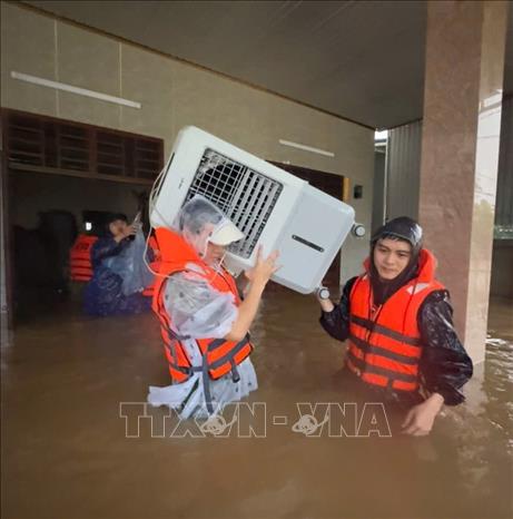 Di dời tài sản của người dân đến nơi an toàn. Ảnh: TTTXVN phát