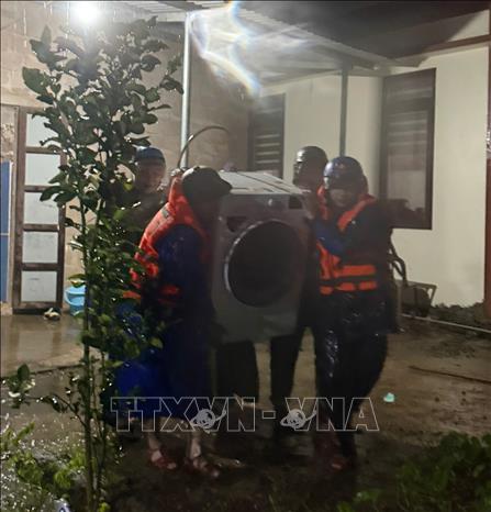 Các lực lượng chức năng thức trắng đêm di dời tài sản của người dân đến nơi an toàn. Ảnh: TTXVN phát