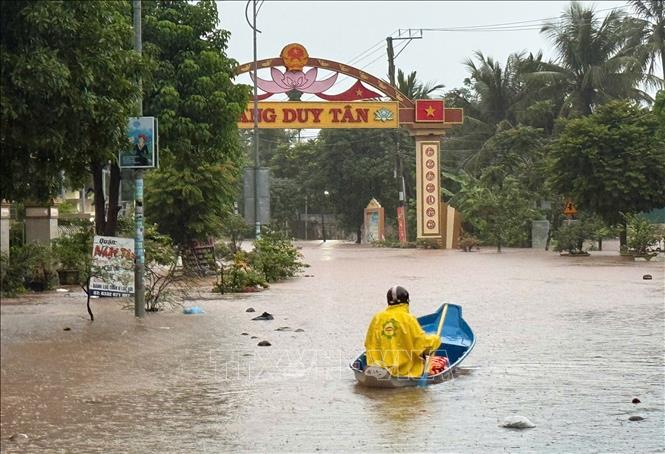 Khóm Duy Tân, thị trấn Lao Bảo (Quảng Trị), ngập sâu trong nước. Ảnh: TTXVN phát