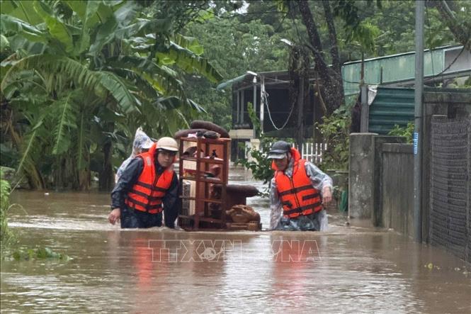 Di dời tài sản của người dân đến nơi an toàn. Ảnh: TTTXVN phát