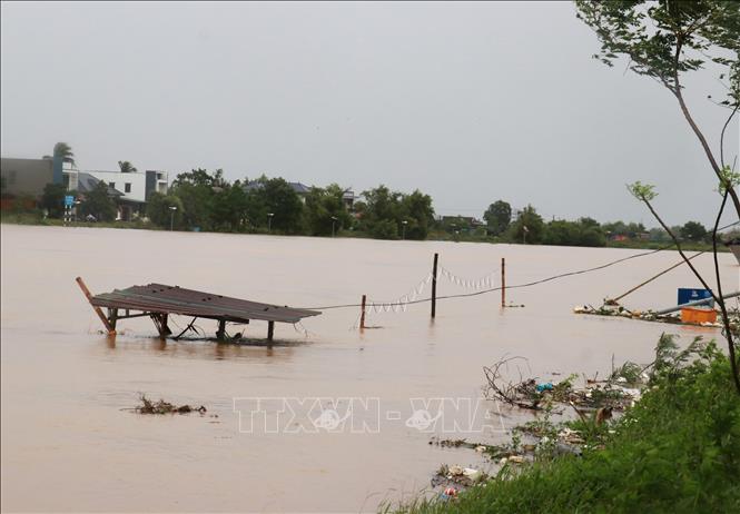 Lũ hạ lưu sông Hiếu (Quảng Trị) đang tiếp tục lên do mưa lớn ảnh hưởng từ bão số 1 (ảnh chụp sáng 13/6). Ảnh: Nguyên Lý-TTXVN