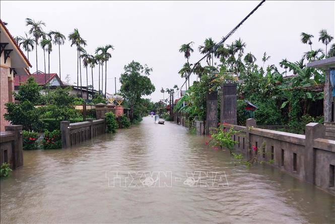 Xã Quảng Phú, huyện Quảng Điền ngập trong nước với mức nước từ 0,4-0,8m. Ảnh: Tường Vi - TTXVN