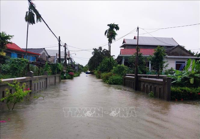 Xã Quảng Phú, huyện Quảng Điền ngập trong nước với mức nước từ 0,4-0,8m. Ảnh: Tường Vi - TTXVN