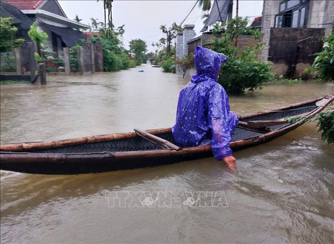 Nước ngập sâu, người dân phải di chuyển bằng thuyền. Ảnh: Tường Vi - TTXVN