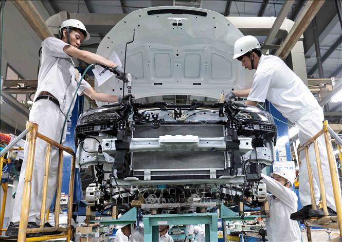 Lắp ráp xe ô tô du lịch tại nhà máy Honda Phúc Yên, Vĩnh Phúc. Ảnh: Trần Việt - TTXVN 