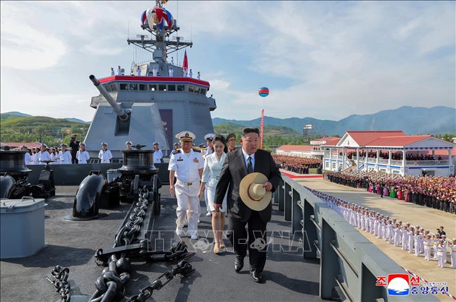 Nhà lãnh đạo Triều Tiên Kim Jong Un (giữa) dự lễ hạ thủy tàu khu trục Kang Kon thuộc lớp Choe Hyon tại thành phố cảng Rajin, ngày 12/6/2025. Ảnh: YONHAP/TTXVN
