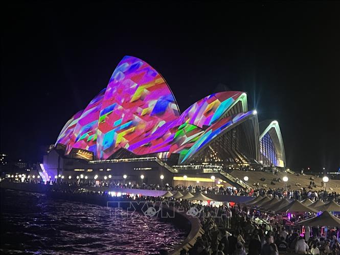 Nhà hát Con Sò ở thành phố Sydney (Australia) rực rỡ sắc màu trong Lễ hội Ánh sáng Vivid Sydney nổi tiếng thế giới. Ảnh: Thanh Tú - PV TTXVN tại Australia