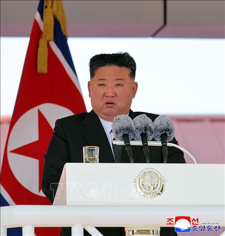 Phát biểu tại lễ hạ thủy tàu khu trục 5000 tấn Kang Kon, nhà lãnh đạo Triều Tiên Kim Jong Un kêu gọi đất nước tăng cường hiện diện quân sự trên vùng biển chủ quyền của Triều Tiên ở Thái Bình Dương. Ảnh: YONHAP/TTXVN