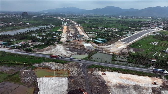 The northern province of Quang Ninh is accelerating the construction of a riverside road connecting the Ha Long-Hai Phong Expressway to Dong Trieu city. VNA Photo