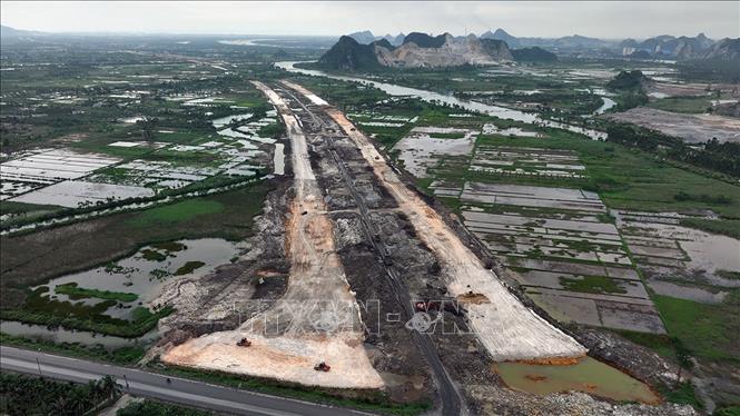 The northern province of Quang Ninh is accelerating the construction of a riverside road connecting the Ha Long-Hai Phong Expressway to Dong Trieu city. VNA Photo