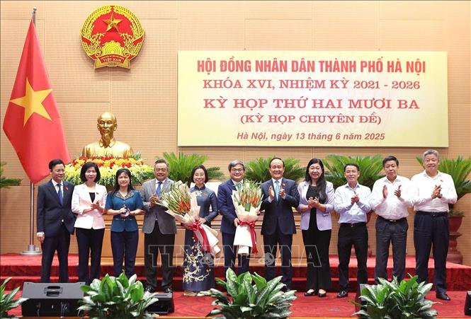 Lãnh đạo thành phố Hà Nội chúc mừng tân Phó Chủ tịch HĐND Phạm Thị Thanh Mai và tân Phó Chủ tịch UBND thành phố Hà Nội Trương Việt Dũng. Ảnh: TTXVN phát