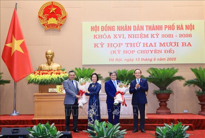 Chủ tịch UBND thành phố Trần Sỹ Thanh và Chủ tịch HĐND thành phố Nguyễn Ngọc Tuấn chúc mừng tân Phó Chủ tịch HĐND Phạm Thị Thanh Mai và tân Phó Chủ tịch UBND thành phố Hà Nội Trương Việt Dũng. Ảnh: TTXVN phát