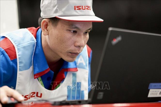 Anh Hồ Phan Phước Sanh luôn nghiên cứu, đề xuất nhiều sáng kiến mang lại giá trị làm lợi lớn cho doanh nghiệp. Ảnh: TTXVN phát