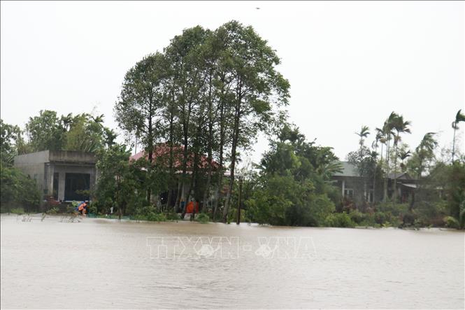 Nước lũ dâng cao ở khu dân cư xã Triệu Độ, huyện Triệu Phong, tỉnh Quảng Trị 9, trong sáng 13/6. Ảnh: Nguyên Lý-TTXVN