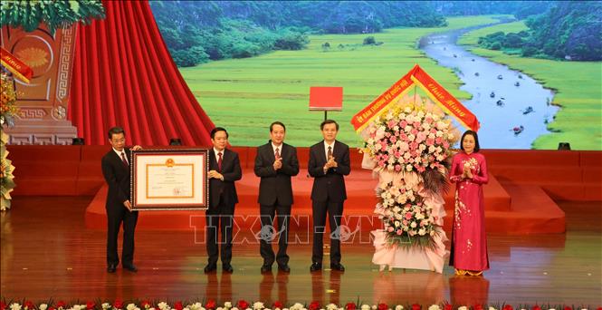 Đồng chí Nguyễn Thị Thanh, Ủy viên Ban Chấp hành Trung ương Đảng, Phó Chủ tịch Quốc hội trao Quyết định của Thủ tướng Chính phủ công nhận tỉnh Ninh Bình hoàn thành nhiệm vụ xây dựng nông thôn mới. Ảnh: Thùy Dung - TTXVN