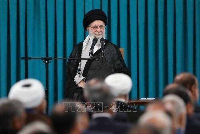 Lãnh tụ tối cao Iran Ayatollah Ali Khamenei tuyên bố Israel sẽ phải hứng chịu “hình phạt khắc nghiệt” sau cuộc không kích nhằm vào các mục tiêu ở Iran. Ảnh: IRNA/TTXVN
