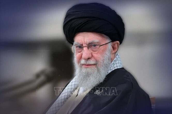Lãnh tụ tối cao Iran Ayatollah Ali Khamenei tuyên bố Israel sẽ phải hứng chịu “hình phạt khắc nghiệt” sau cuộc không kích nhằm vào các mục tiêu ở Iran. Ảnh: IRNA/TTXVN