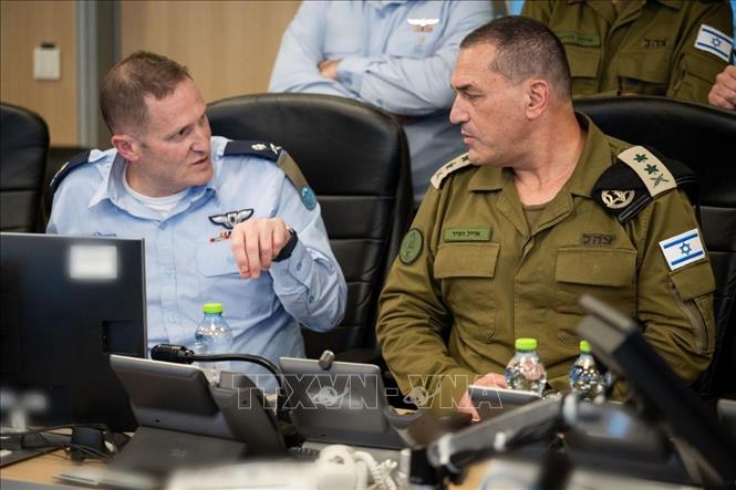Tư lệnh quân đội Israel Eyal Zamir (phải) theo dõi các cuộc không kích của Lực lượng Phòng vệ Israel nhằm vào nhiều mục tiêu ở Iran, trong phòng tình huống tại Israel, ngày 13/6/2025. Ảnh: THX/TTXVN