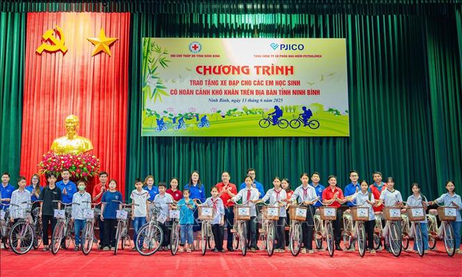 Tặng xe đạp cho học sinh trên địa bàn tỉnh Ninh Bình. Ảnh: Đức Phương - TTXVN