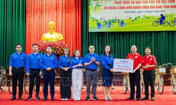 Đại diện Hội Chữ thập đỏ tỉnh Ninh Bình nhận biển tượng trưng số xe đạp do đơn vị tài trợ trao tặng. Ảnh: Đức Phương - TTXVN