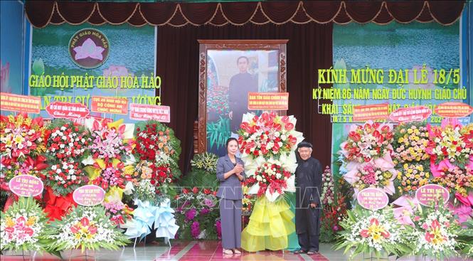 Bà Trần Thị Minh Nga, Phó Trưởng Ban Tôn giáo Chính phủ (Bộ Dân tộc và Tôn giáo) giáo chúc mừng Đại lễ kỷ niệm 86 năm Ngày khai sáng đạo Phật giáo Hòa Hảo.. Ảnh: Công Mạo-TTXVN