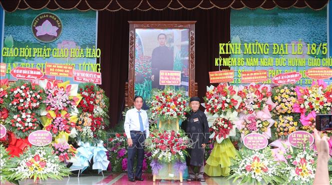Đại diện Huyện uỷ, HĐND, UBND, Uỷ ban Mặt trận Tổ quốc huyện Phú Tân (tỉnh An Giang) chúc mừng Đại lễ kỷ niệm 86 năm Ngày khai sáng đạo Phật giáo Hòa Hảo. Ảnh: Công Mạo-TTXVN