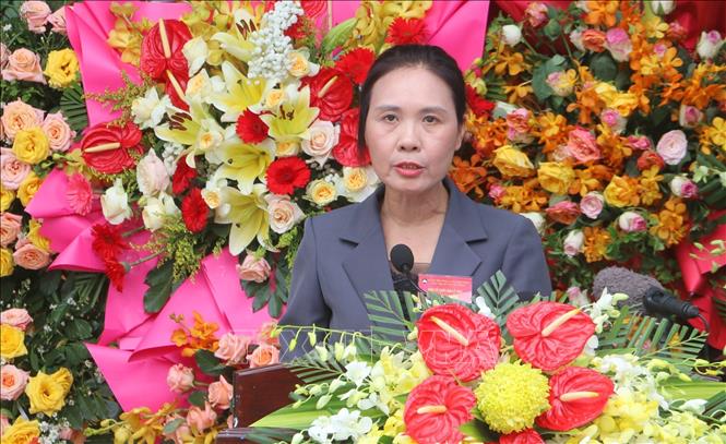 Bà Trần Thị Minh Nga, Phó Trưởng Ban Tôn giáo Chính phủ (Bộ Dân tộc và Tôn giáo) phát biểu chúc mừng Đại lễ kỷ niệm 86 năm Ngày khai sáng đạo Phật giáo Hòa Hảo. Ảnh: Công Mạo-TTXVN