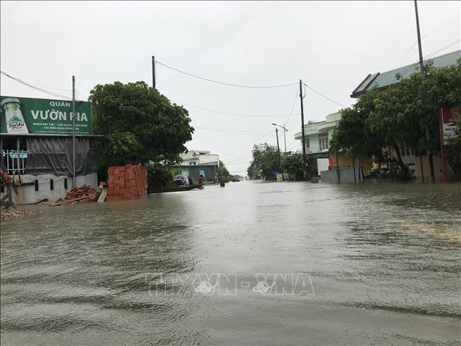 Nhiều tuyến đường của thị xã Quảng Trị bị ngập sâu trong nước. Ảnh: Thanh Thuỷ-TTXVN