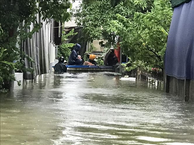 Nhiều hộ dân tại tuyến đường tại tuyến đường Trần Bình Trọng, thị xã Quảng Trị ngập sâu trong nước. Ảnh: Thanh Thuỷ-TTXVN