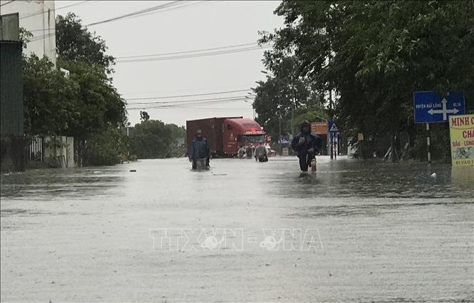 Tuyến đường Võ Thị Sáu, thị xã Quảng Trị ngập sâu trong nước. Ảnh: Thanh Thuỷ-TTXVN