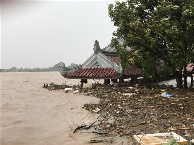 Bến thả hoa bờ Nam sông Thạch Hãn bị ngập sâu trong nước. Ảnh: Thanh Thuỷ-TTXVN