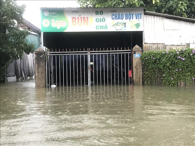 Nhiều ngôi nhà tại thị xã Quảng Trị ngập sâu trong nước. Ảnh: Thanh Thuỷ-TTXVN
