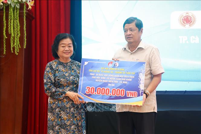 Bà Trương Mỹ Hoa, nguyên Phó Chủ tịch nước, Chủ tịch Quỹ học bổng Vừ A Dính, Chủ nhiệm CLB ‘‘Vì Hoàng sa - Trường sa thân yêu’’ trao bảng tượng trưng tặng 30 suất học bổng cho học sinh vượt khó học giỏi của huyện Ngọc Hiển, tỉnh Cà Mau. Ảnh: Kim Há - TTXVN 