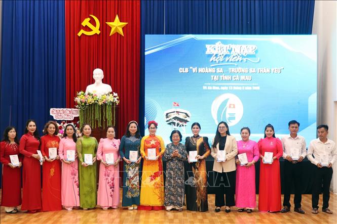 Bà Trương Mỹ Hoa, nguyên Phó Chủ tịch nước, Chủ tịch Quỹ học bổng Vừ A Dính, Chủ nhiệm Câu lạc bộ ‘‘Vì Hoàng sa - Trường sa thân yêu’’ trao Giấy chứng nhận hội viên cho các thành viên mới kết nạp. Ảnh: Kim Há - TTXVN
