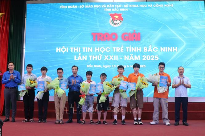 Ban Tổ chức trao giải Nhất cho các thí sinh. Ảnh: Thanh Thương- TTXVN