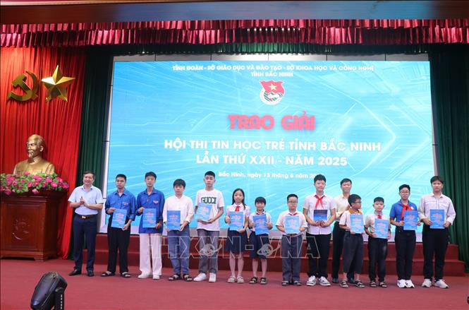 Ban Tổ chức trao giải Nhì cho các thí sinh. Ảnh: Thanh Thương- TTXVN