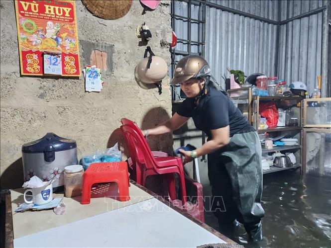 Người dân kê cao đồ đạc, tránh ảnh hưởng mưa lụt. Ảnh: Mai Trang - TTXVN
