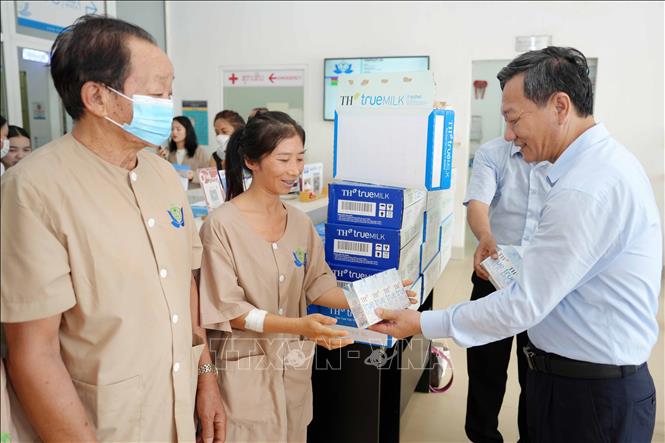 Tặng quà cho các bệnh nhân đang điều trị tại Bệnh viện Hà Nội - Vientiane. Ảnh: Đỗ Bá Thành - PV TTXVN tại Lào