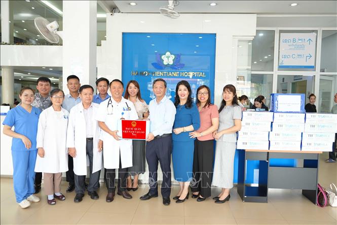 Thăm và tặng quà cho các bệnh nhân đang điều trị tại Bệnh viện Hà Nội - Vientiane. Ảnh: Đỗ Bá Thành - PV TTXVN tại Lào