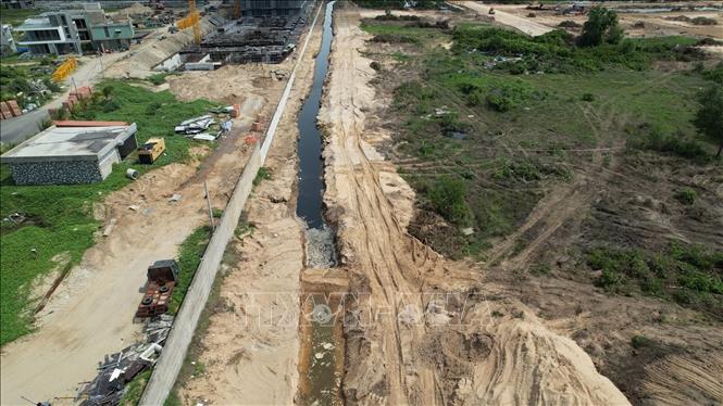 Mương nước do Công ty TNHH Đầu tư và Phát triển Đô thị Vũng Tàu đào và xả nước thẳng ra biển trong quá trình thi công. Ảnh: Hoàng Nhị - TTXVN