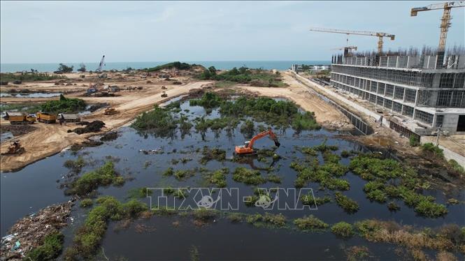 Mương nước do Công ty TNHH Đầu tư và Phát triển Đô thị Vũng Tàu đào và xả nước thẳng ra biển trong quá trình thi công. Ảnh: Hoàng Nhị - TTXVN