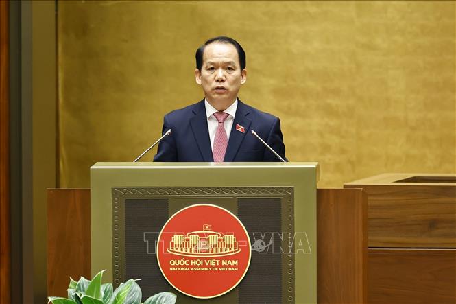 Chủ nhiệm Ủy ban Pháp luật và Tư pháp của Quốc hội Hoàng Thanh Tùng - Đại diện Ủy ban dự thảo sửa đổi, bổ sung một số điều của Hiến pháp năm 2013 trình bày Báo cáo giải trình, tiếp thu ý kiến về sửa đổi, bổ sung một số điều của Hiến pháp năm 2013. Ảnh: Doãn Tấn - TTXVN