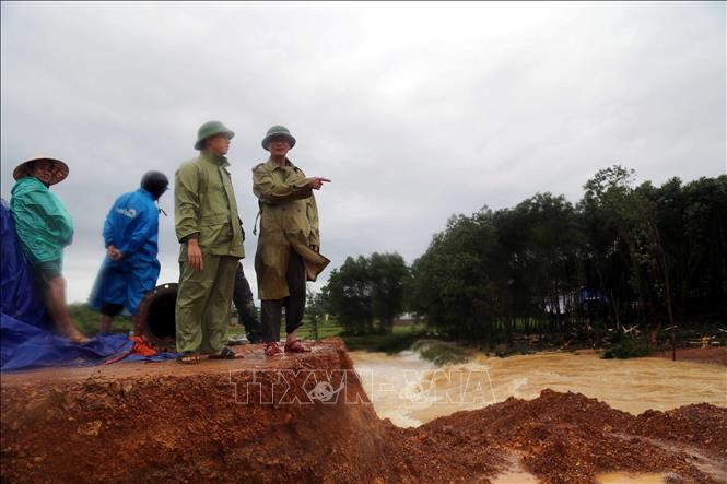 Lãnh đạo Sở Nông nghiệp và Môi trường, lãnh đạo UBND xã Thái Thủy, huyện Lệ Thủy, tỉnh Quảng Bình, kiểm tra đập Dạ Lam. Ảnh: Tá Chuyên - TTXVN